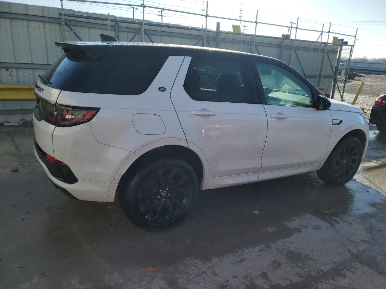 2023 Land Rover Discovery - Image 3