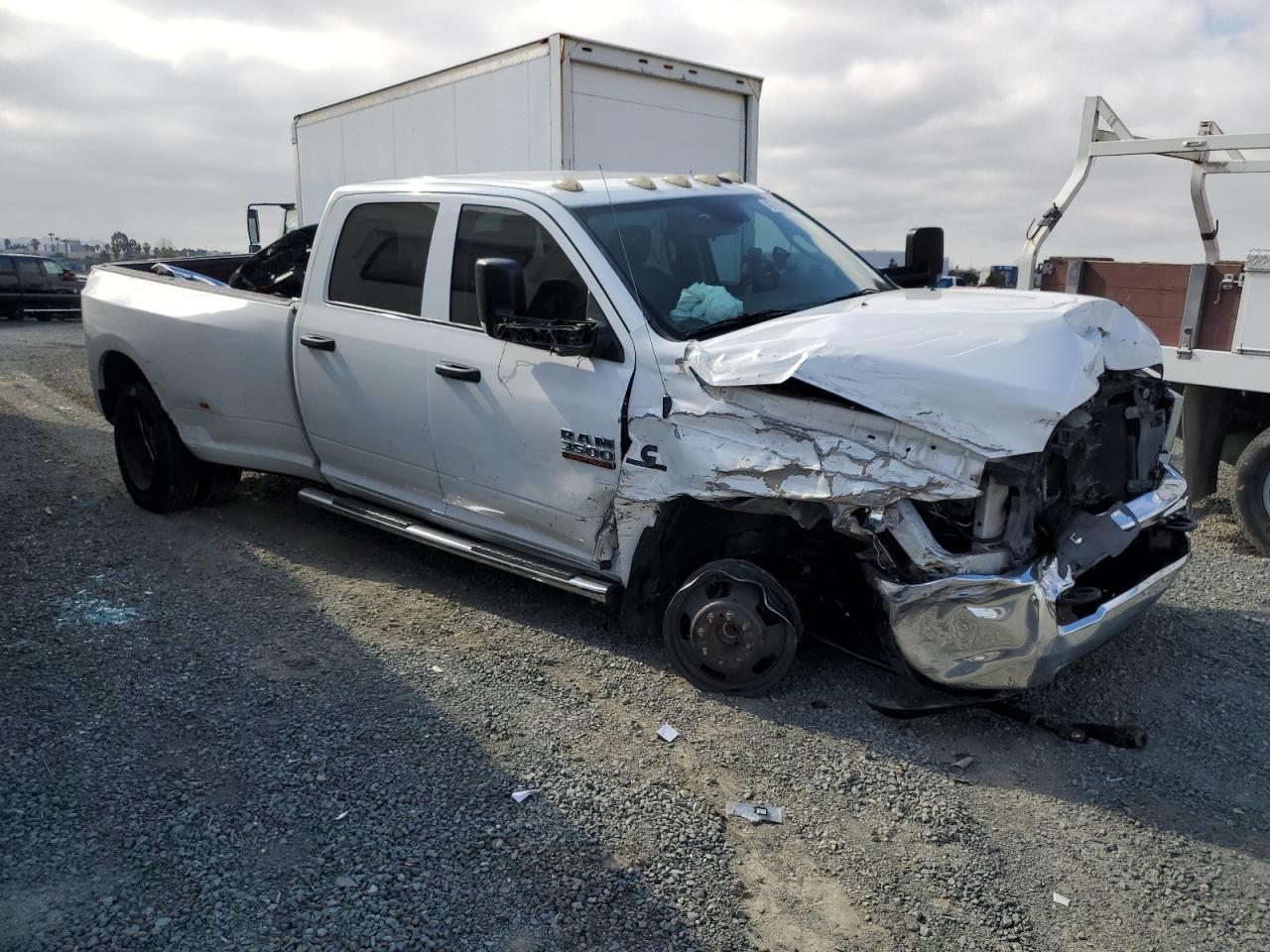2016 RAM 3500 - Image 4