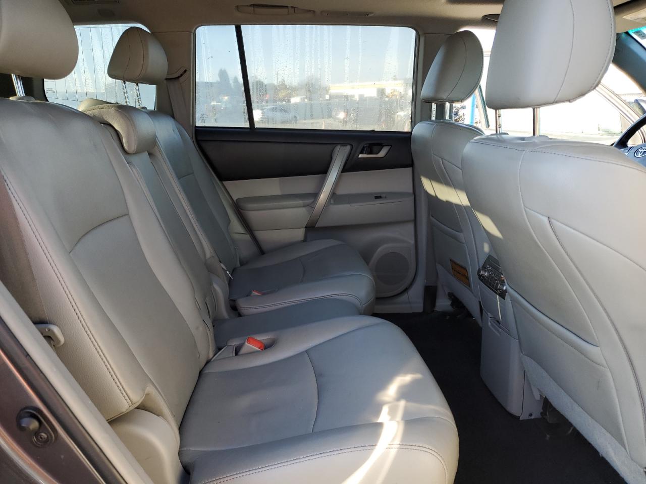 2012 Toyota Highlander - Image 11