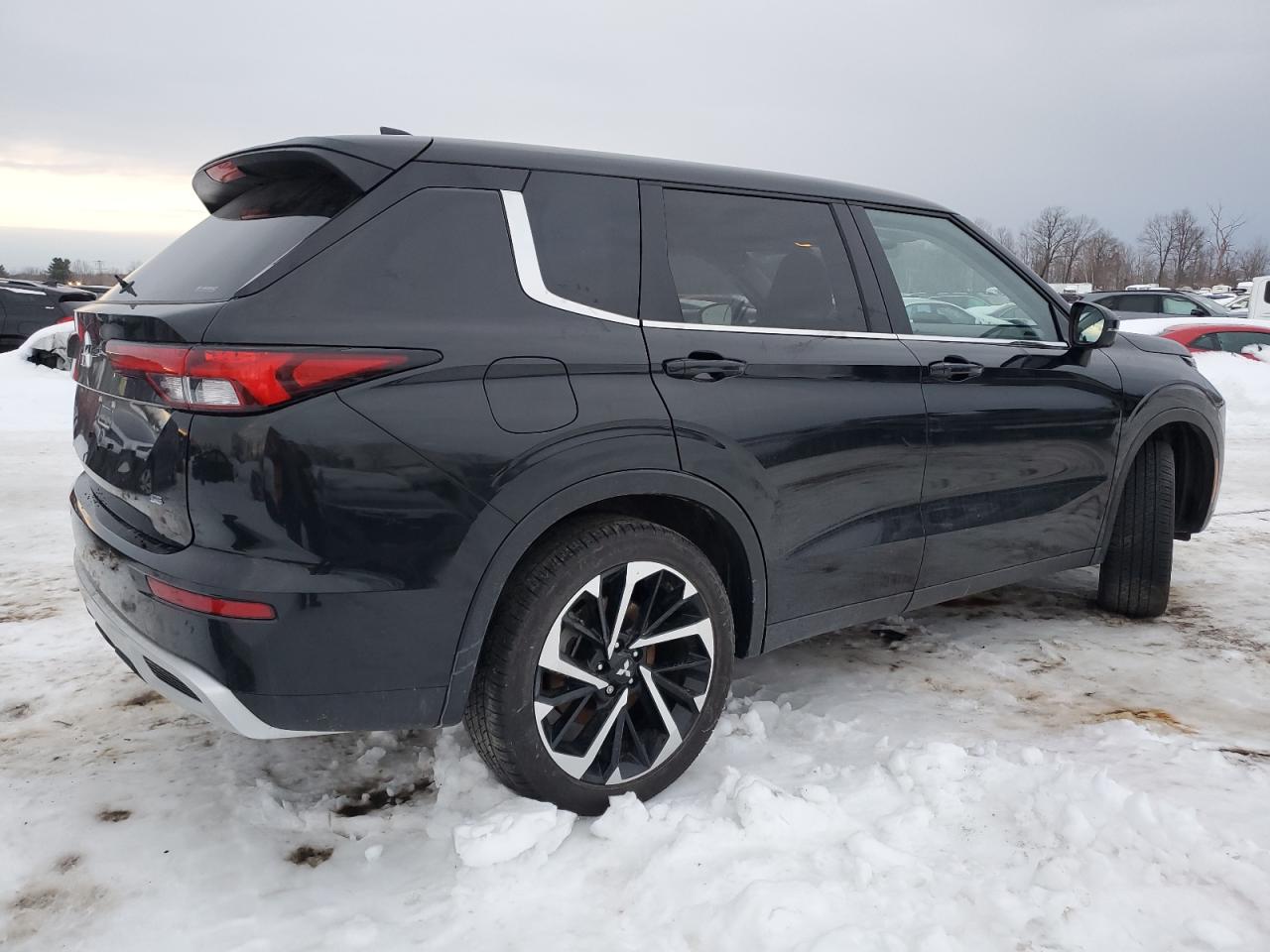2024 Mitsubishi Outlander - Image 3
