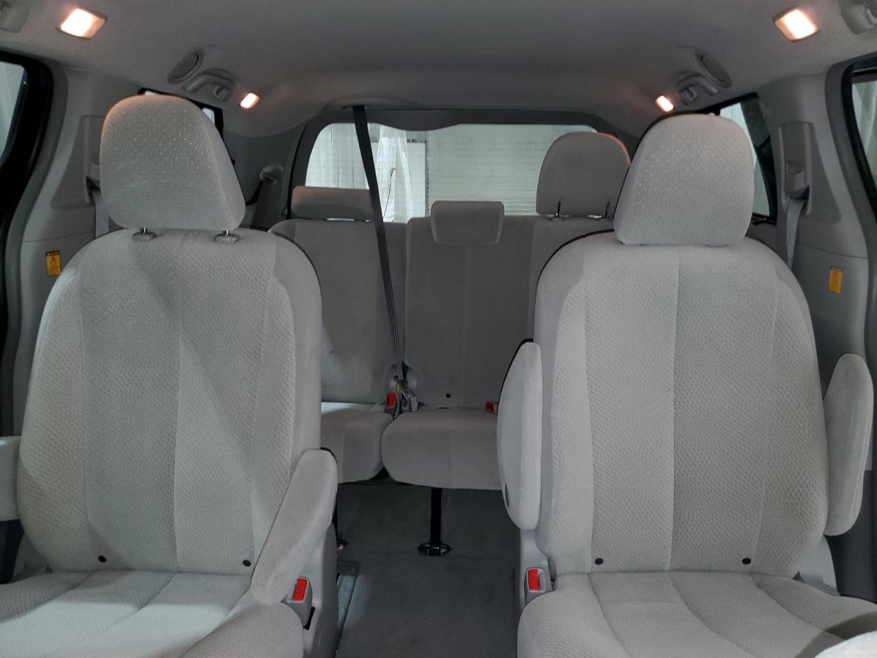 2012 Toyota Sienna - Image 10