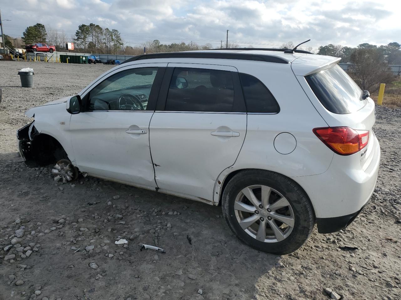 2013 Mitsubishi Outlander - Image 2