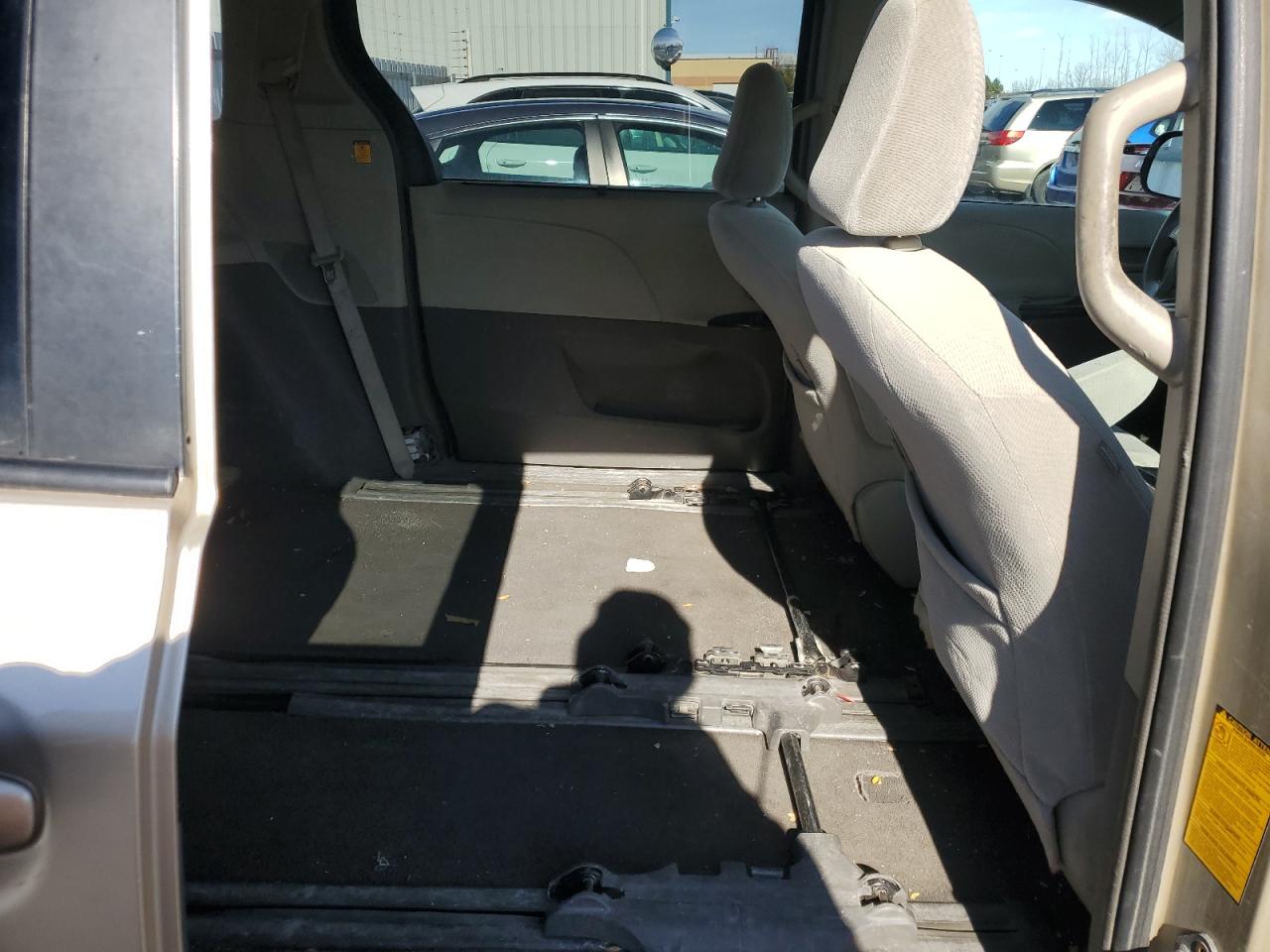 2011 Toyota Sienna - Image 11