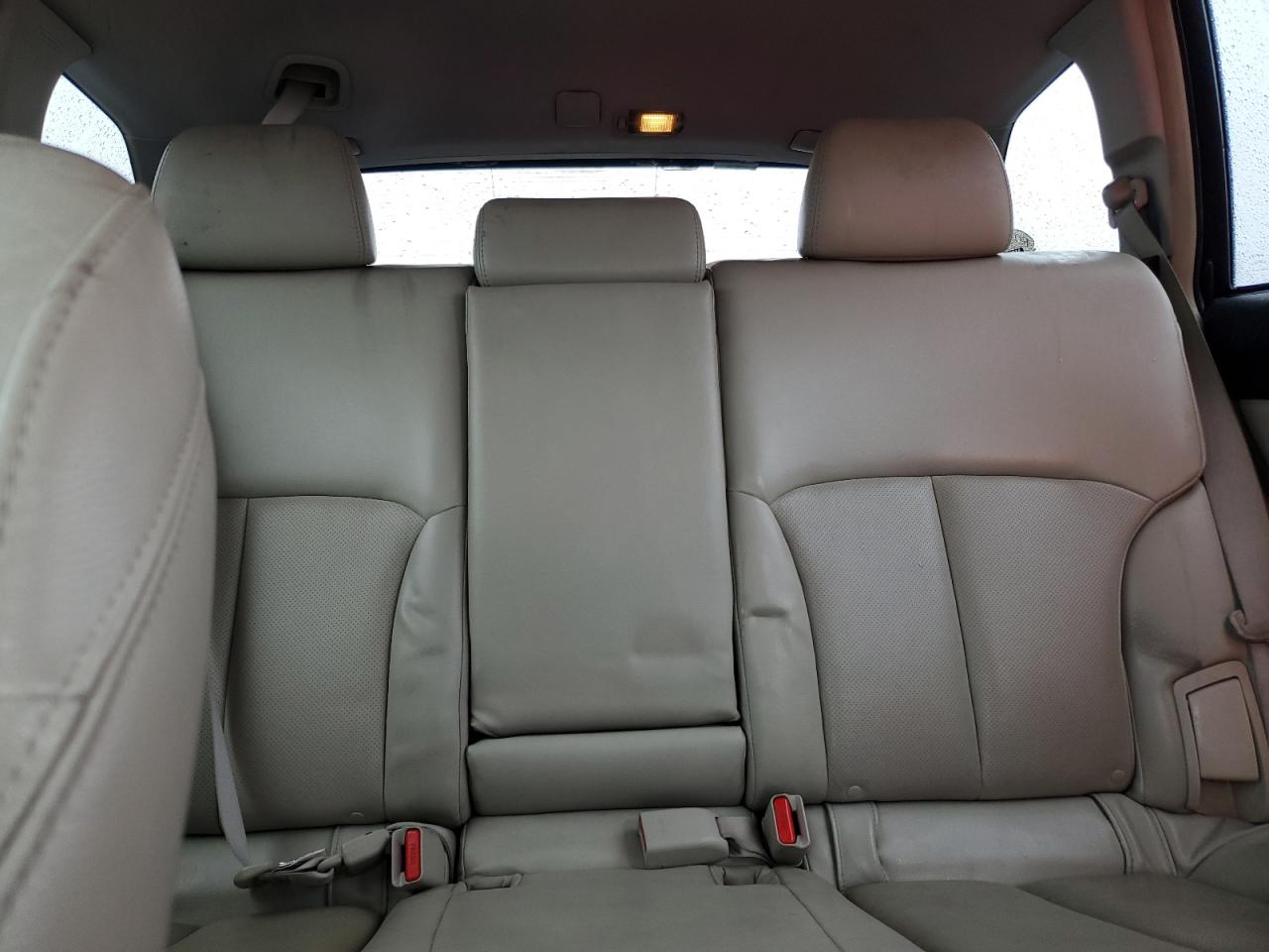 2010 Subaru Outback - Image 10