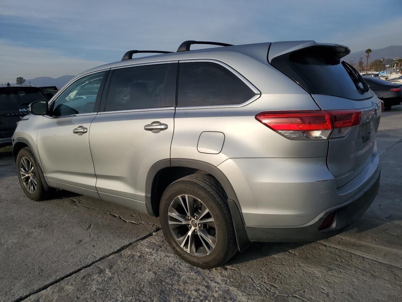 2018 Toyota Highlander - Image 2