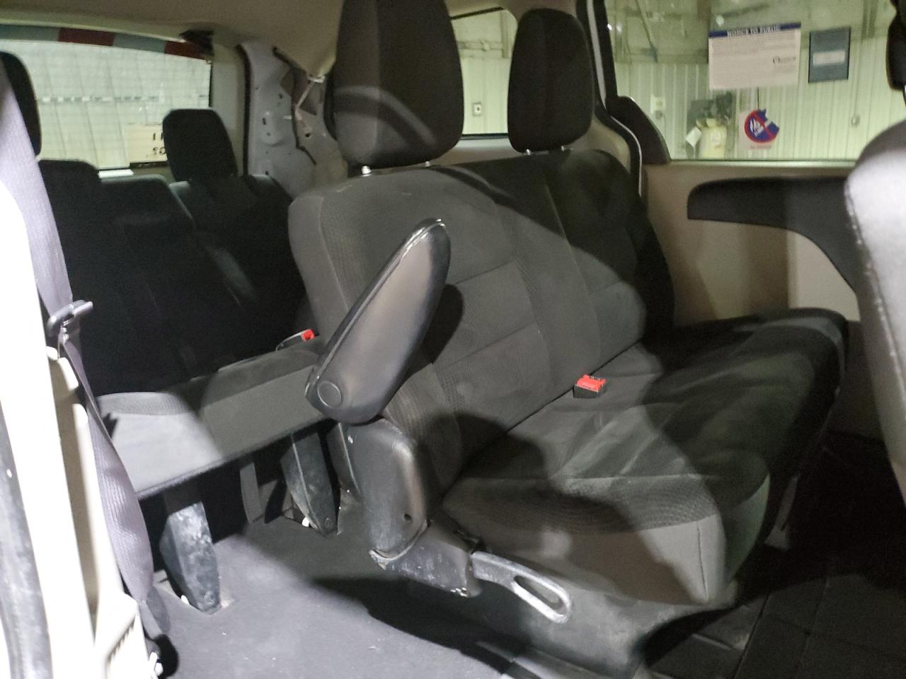 2017 Dodge Caravan - Image 11