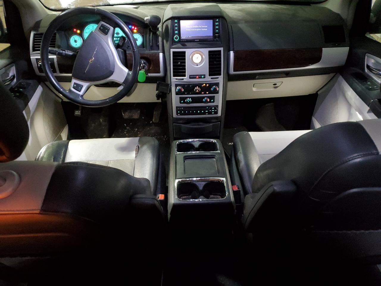 2010 Chrysler Town & Country - Image 8