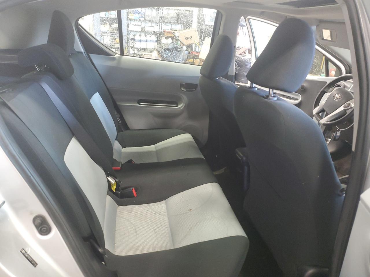 2014 Toyota Prius - Image 10