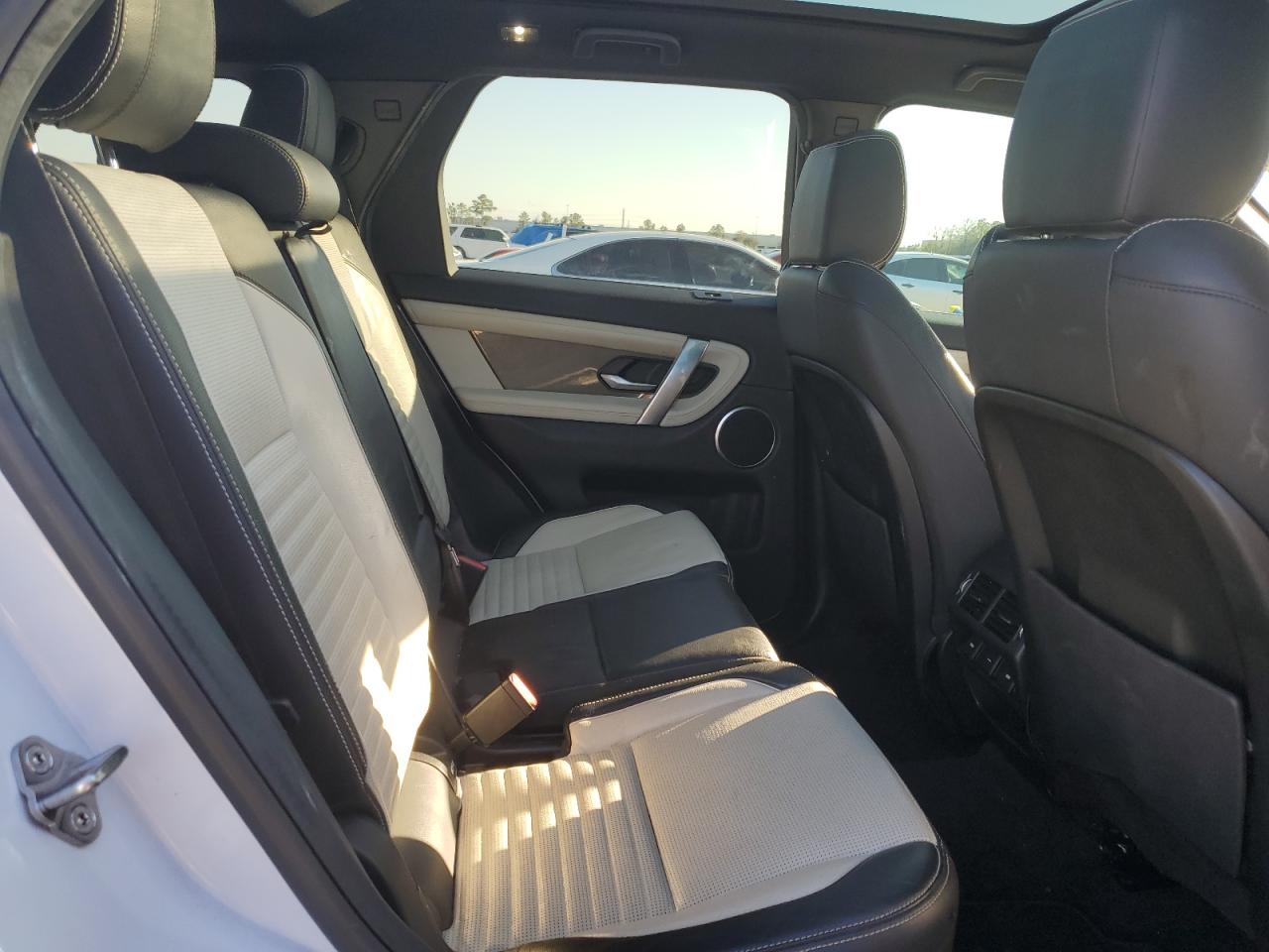 2020 Land Rover Discovery - Image 11