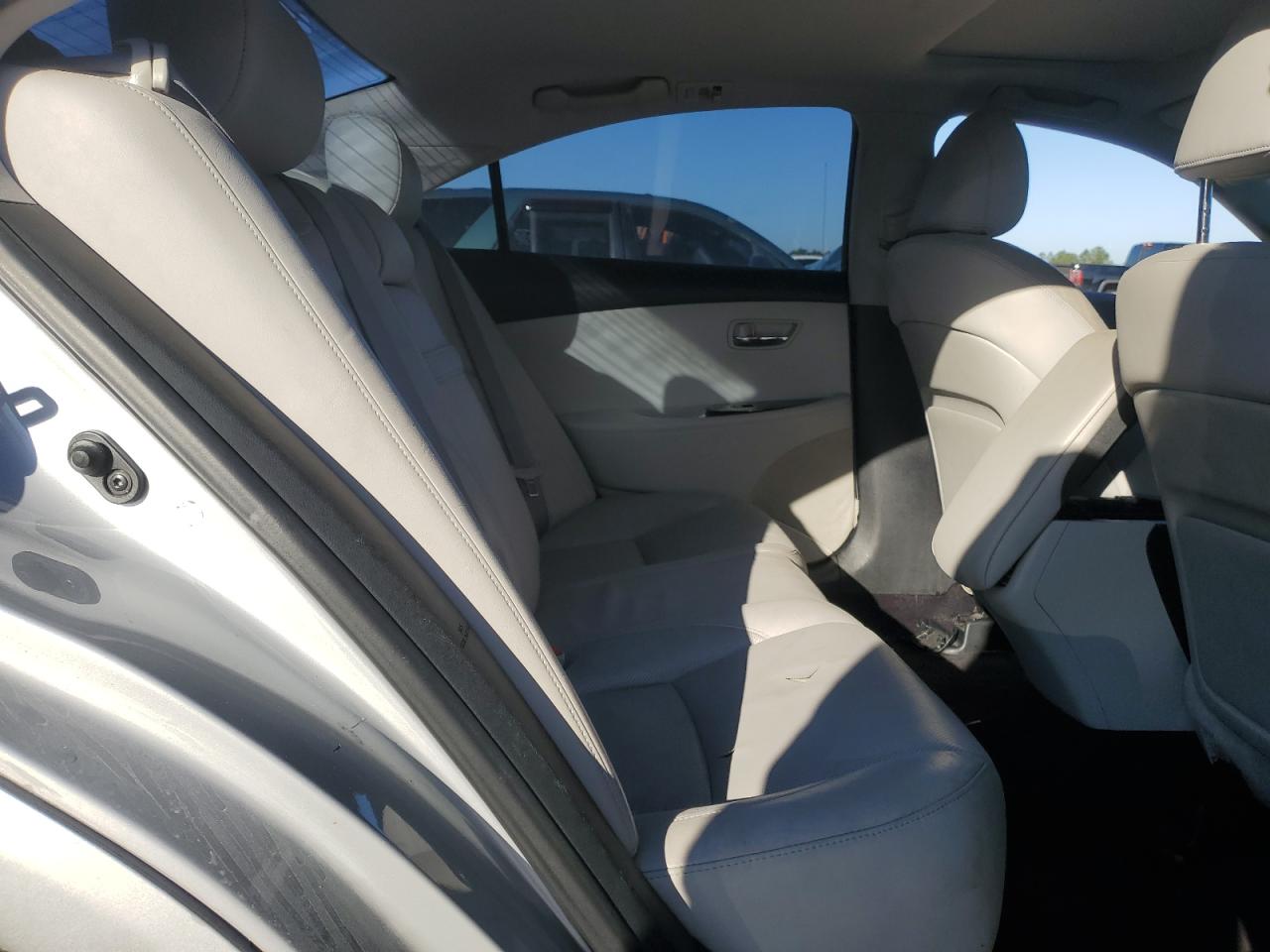 2011 Lexus ES - Image 10