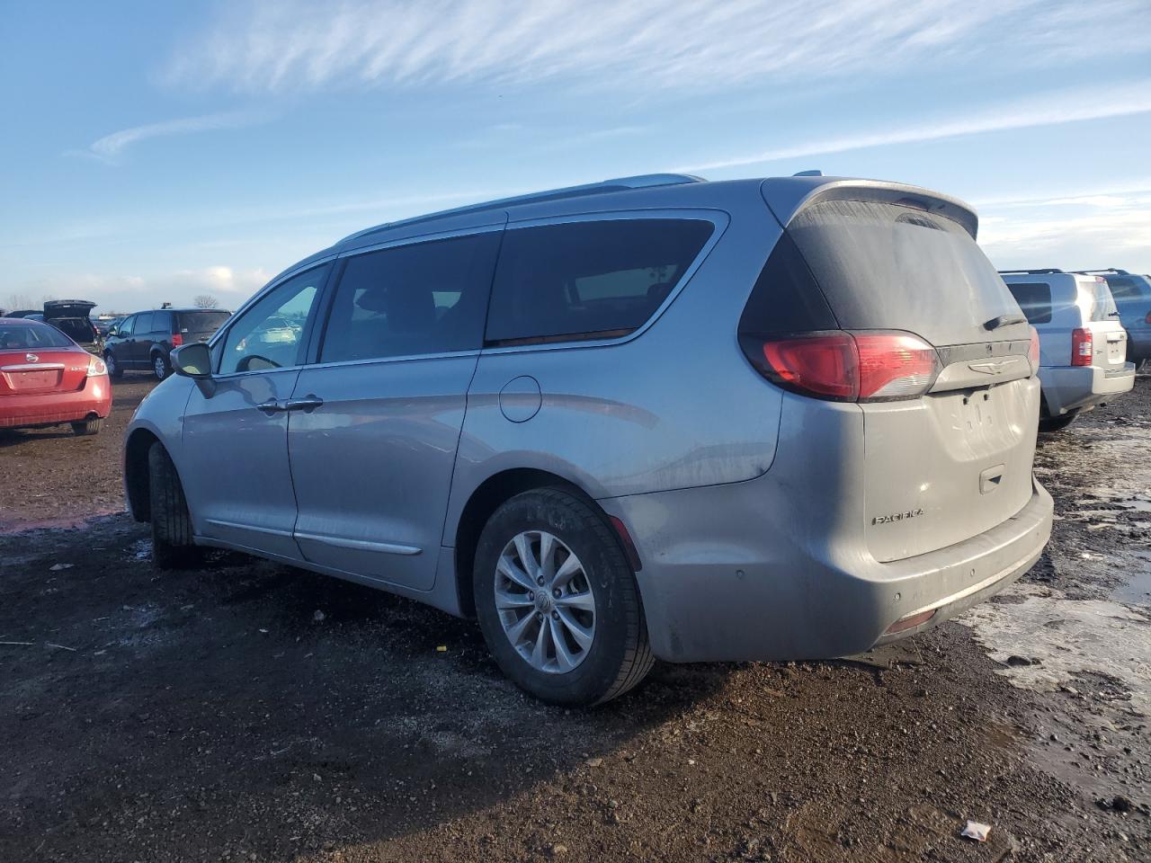 2018 Chrysler Pacifica - Image 2