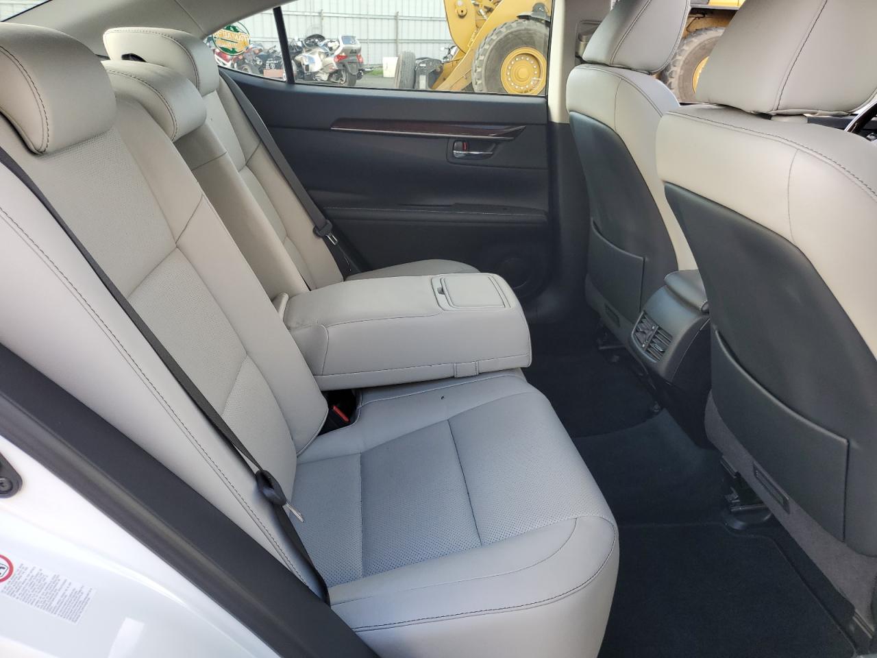 2013 Lexus ES - Image 10
