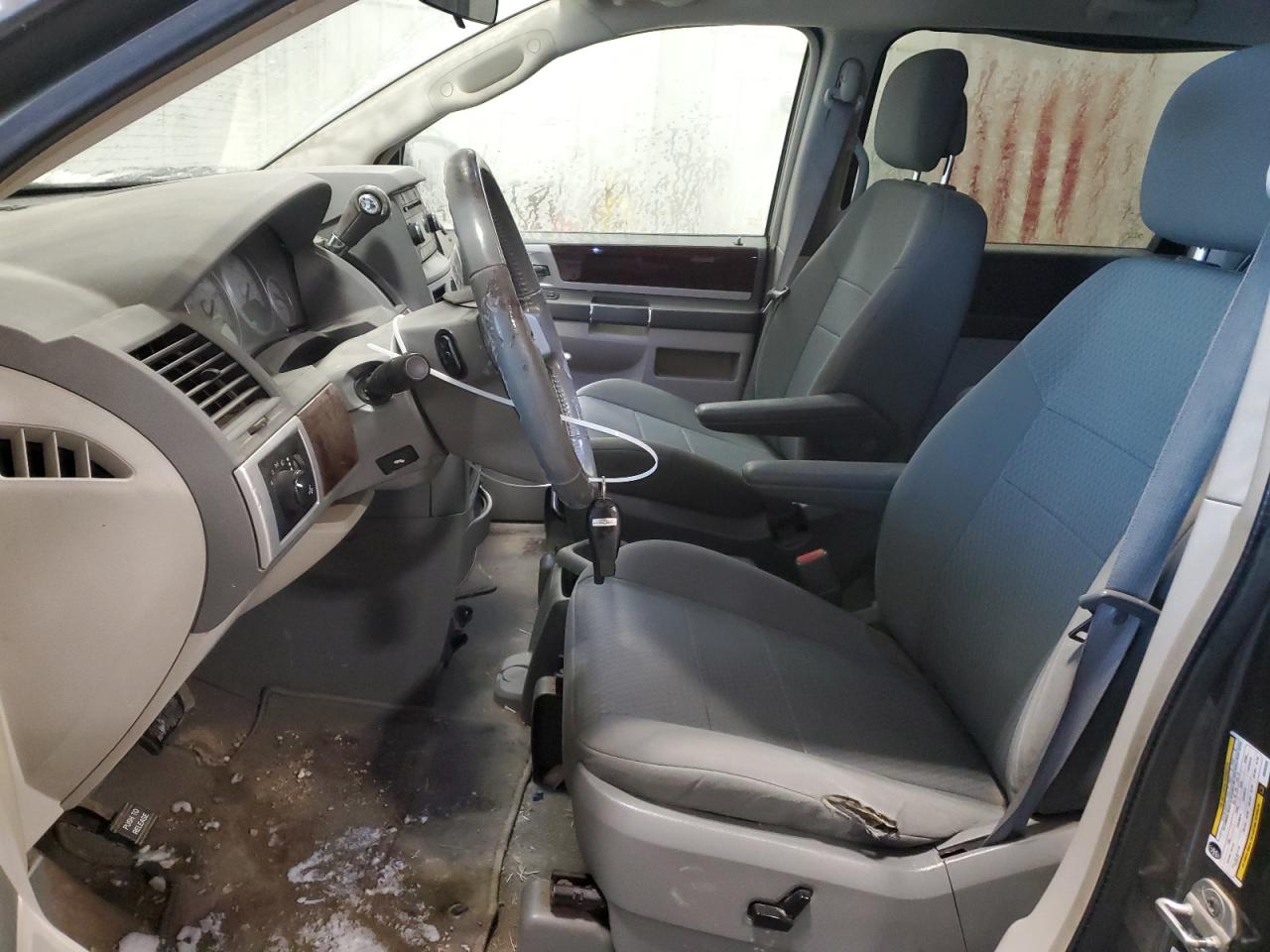 2010 Chrysler Town & Country - Image 7