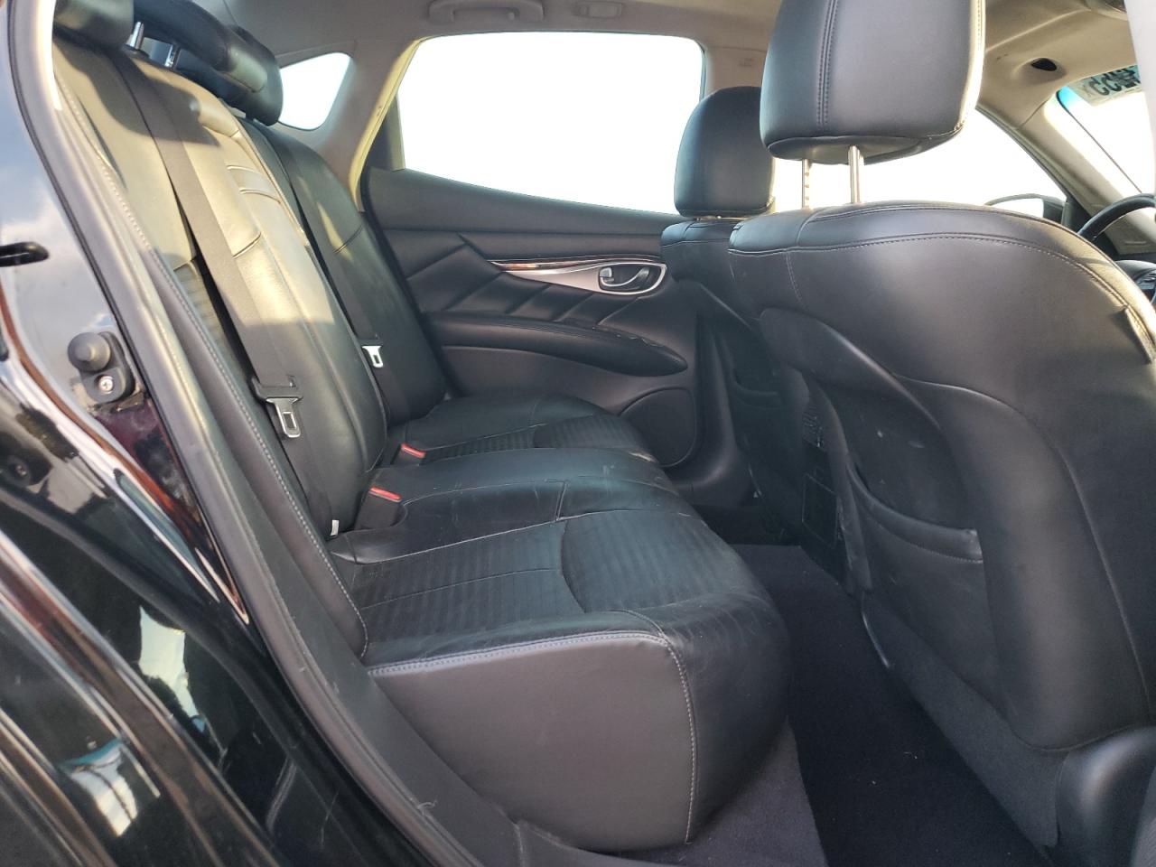 2012 Infiniti M - Image 11