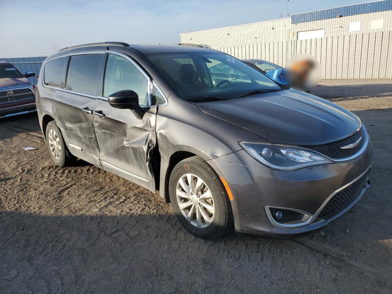 2017 Chrysler Pacifica - Image 4