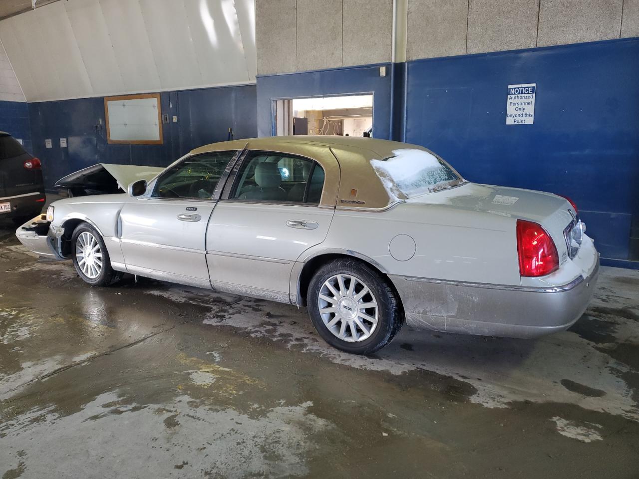 2004 Lincoln Town Car - Image 2