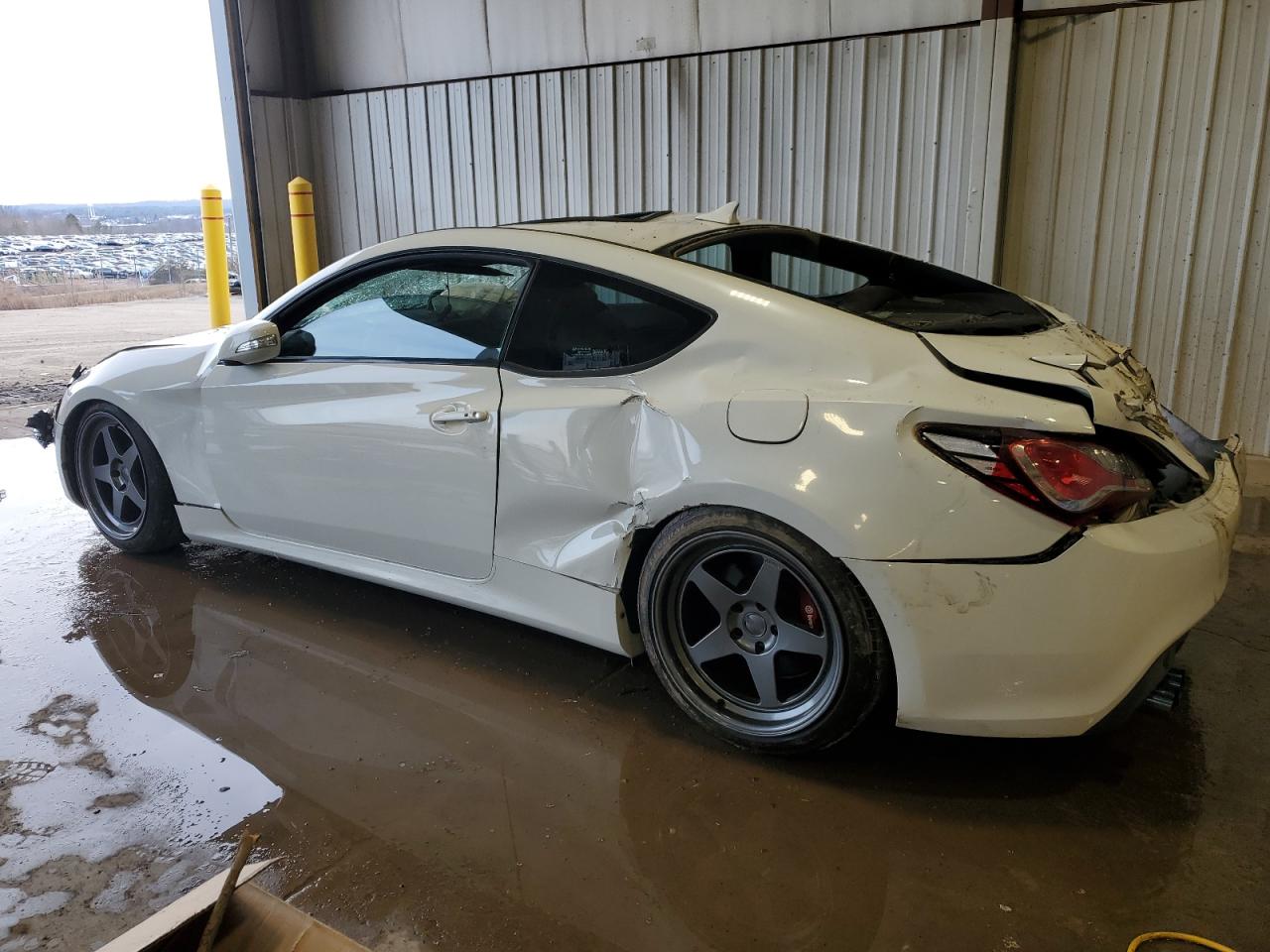 2011 Hyundai Genesis - Image 2
