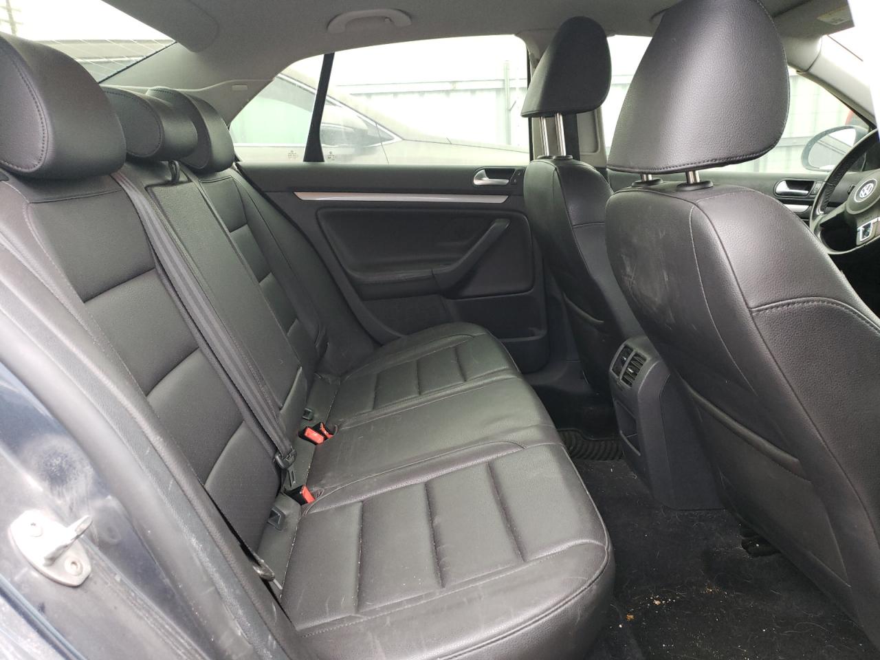 2010 Volkswagen Jetta - Image 10