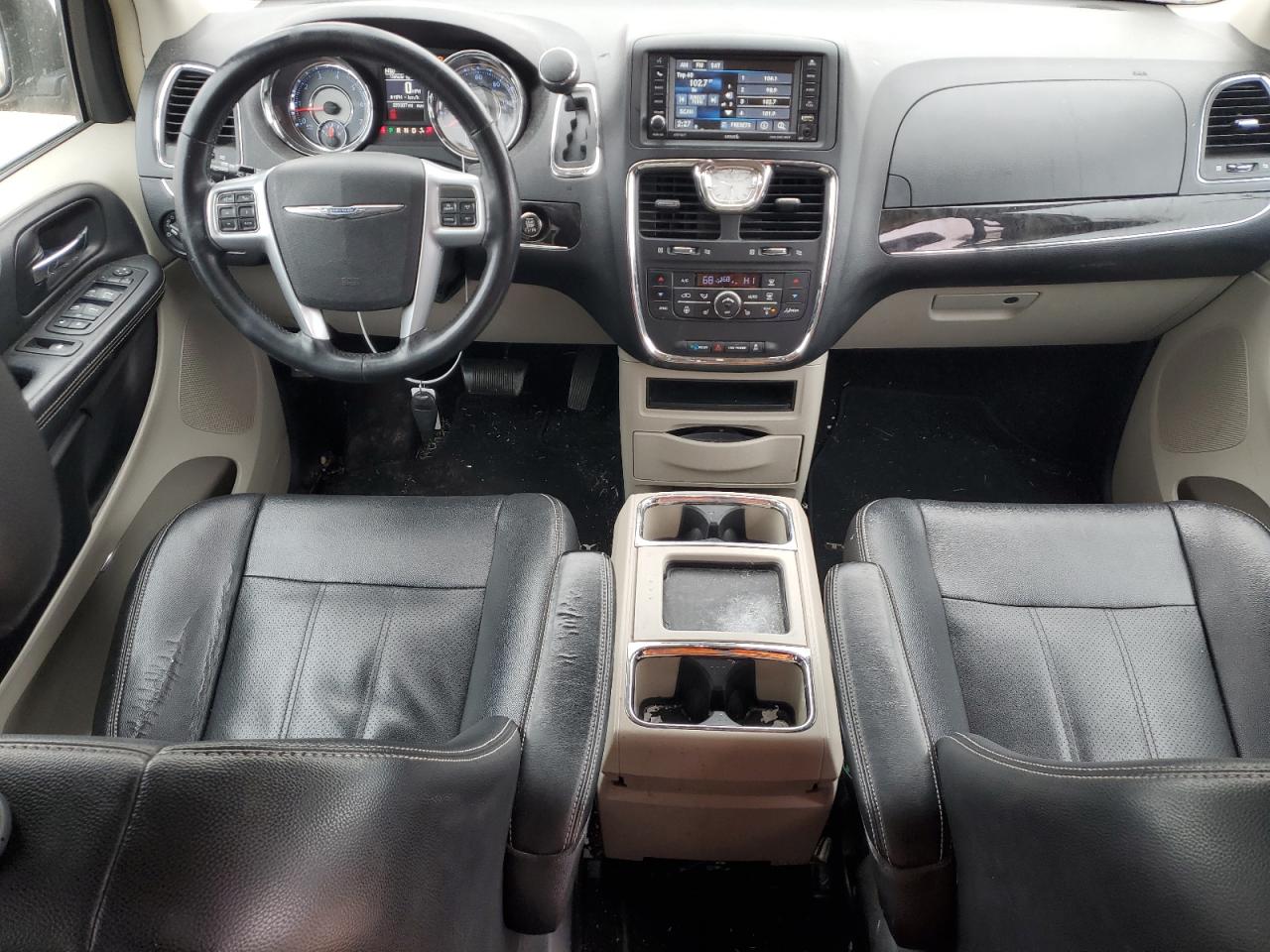 2013 Chrysler Town & Country - Image 8