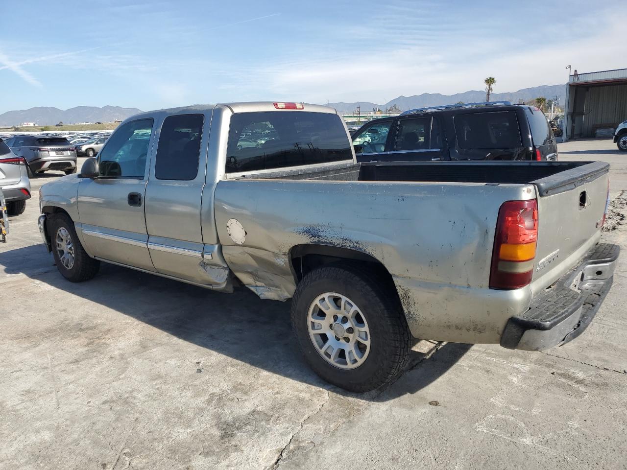 2002 GMC Sierra - Image 2
