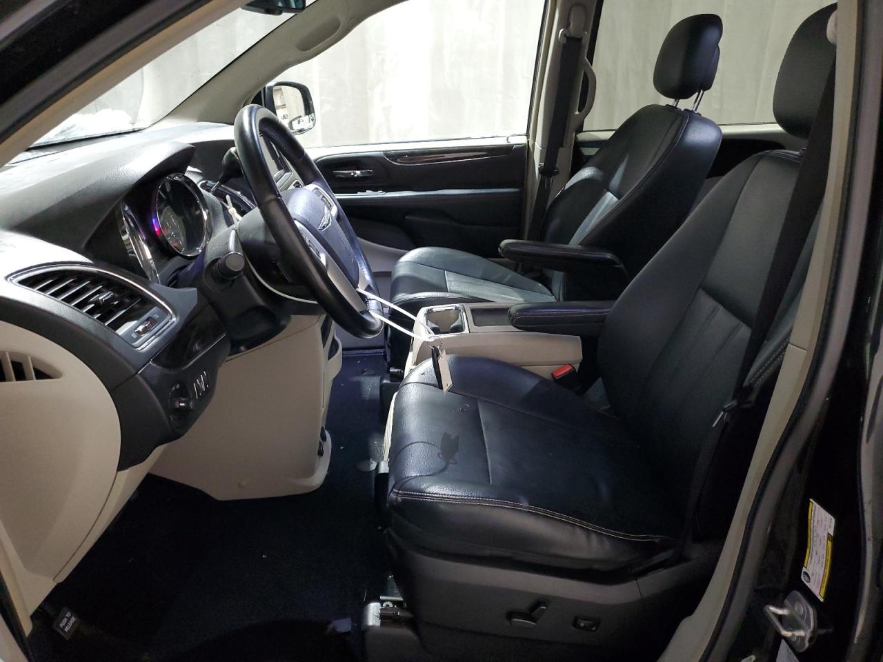 2016 Chrysler Town & Country - Image 7