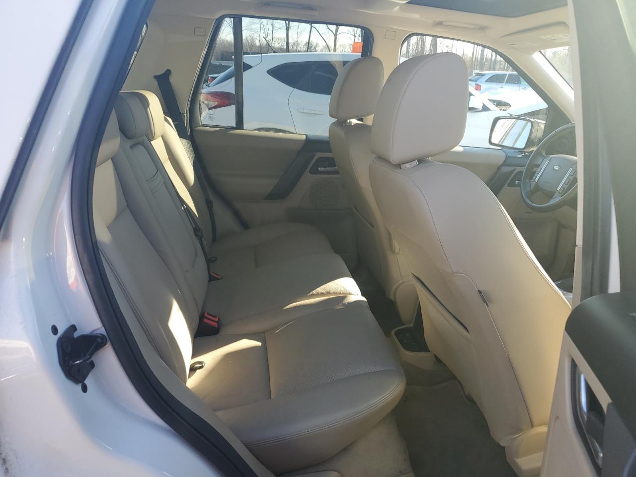 2010 Land Rover LR2 - Image 10