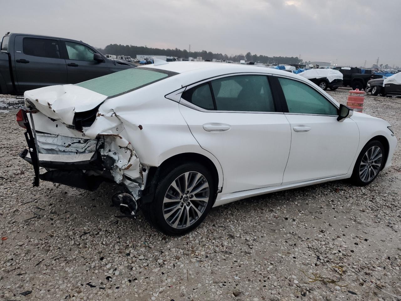 2020 Lexus ES - Image 3
