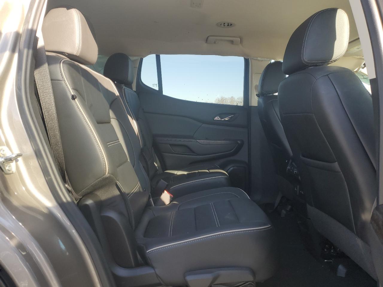 2022 GMC Acadia - Image 11