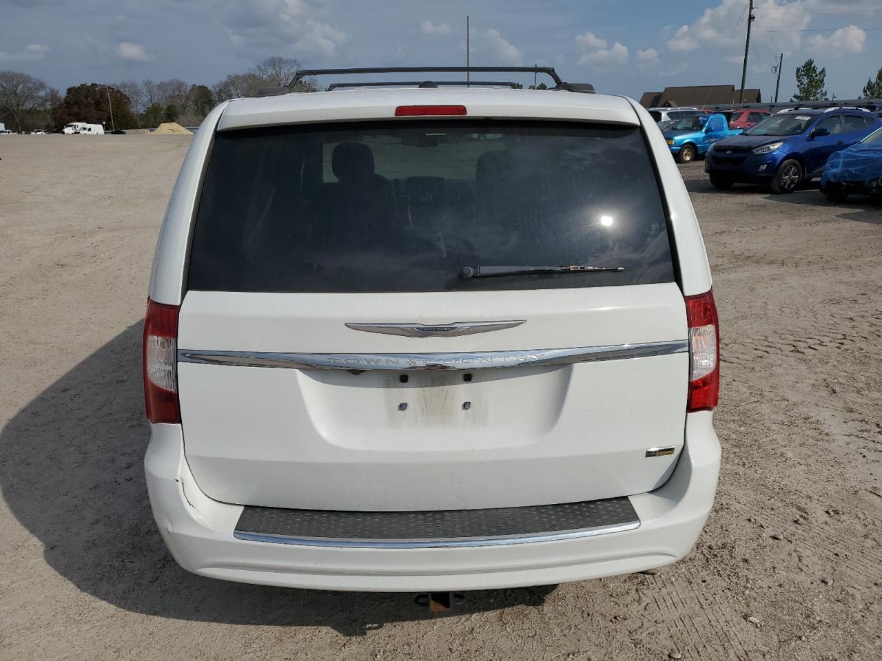 2016 Chrysler Town & Country - Image 6