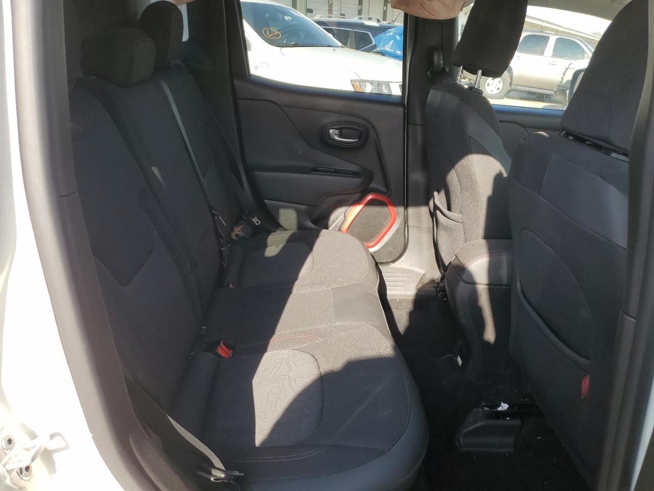 2015 Jeep Renegade - Image 11