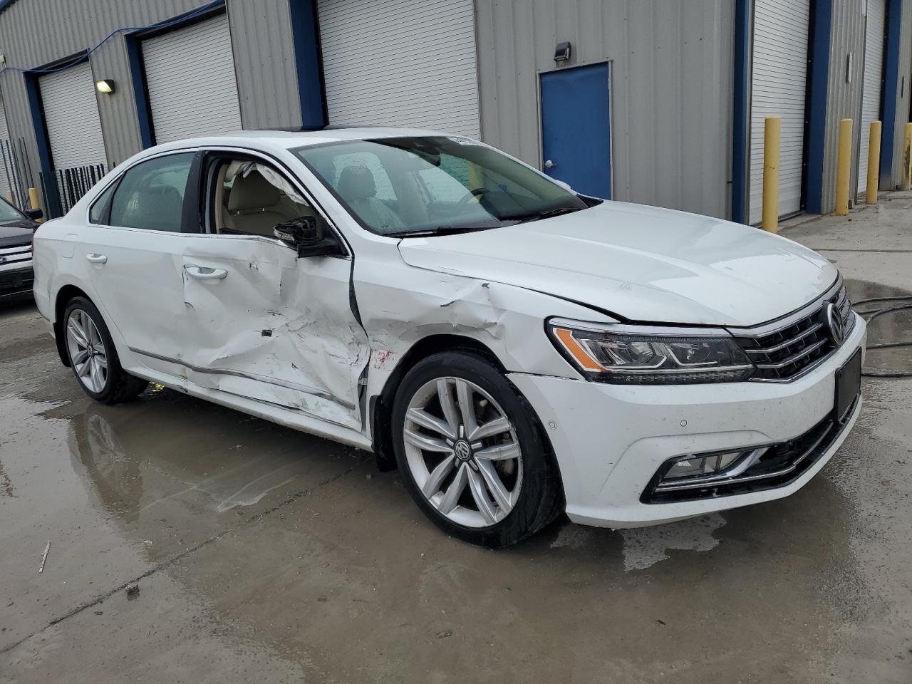 2016 Volkswagen Passat - Image 4