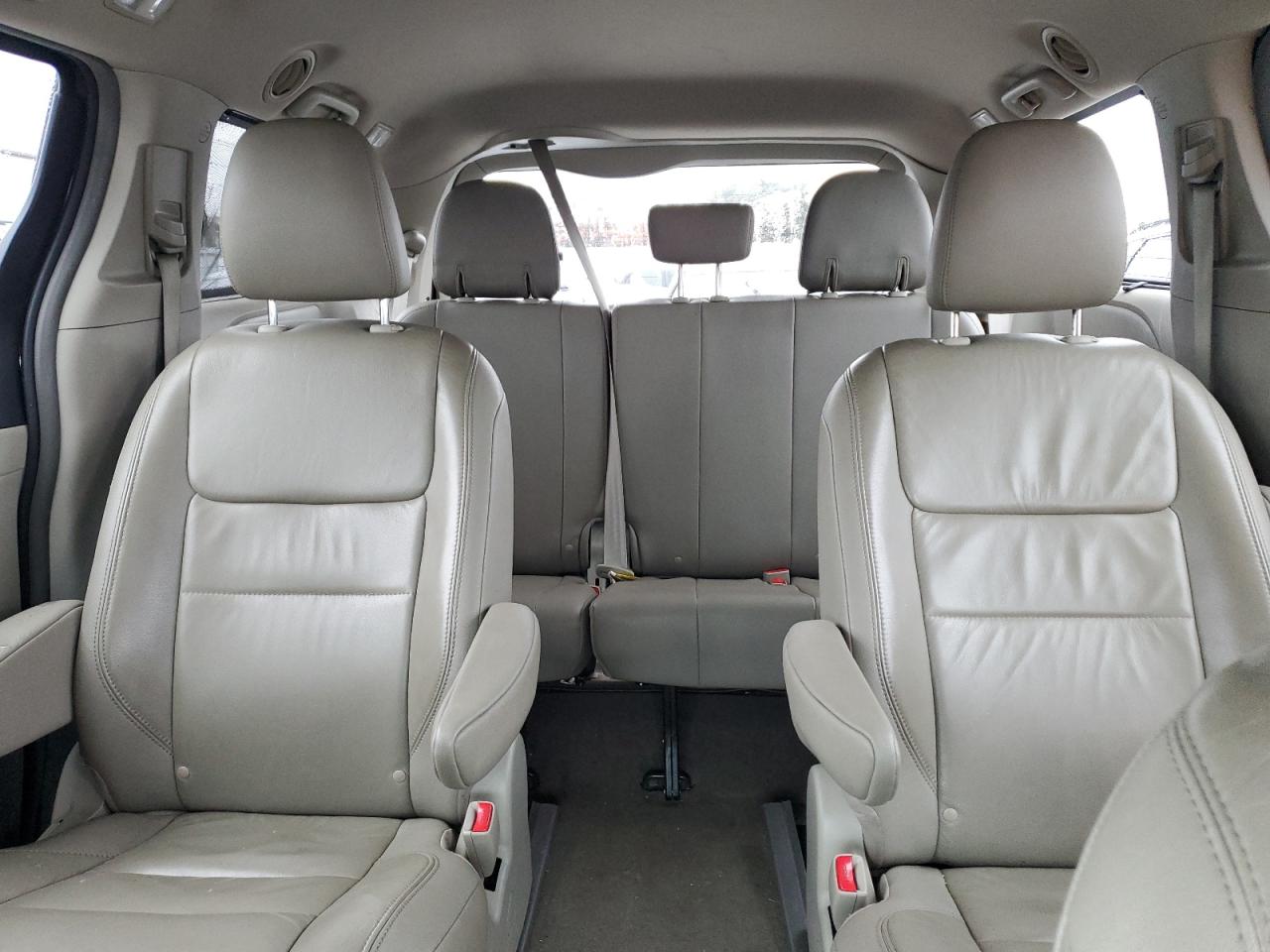 2015 Toyota Sienna - Image 10