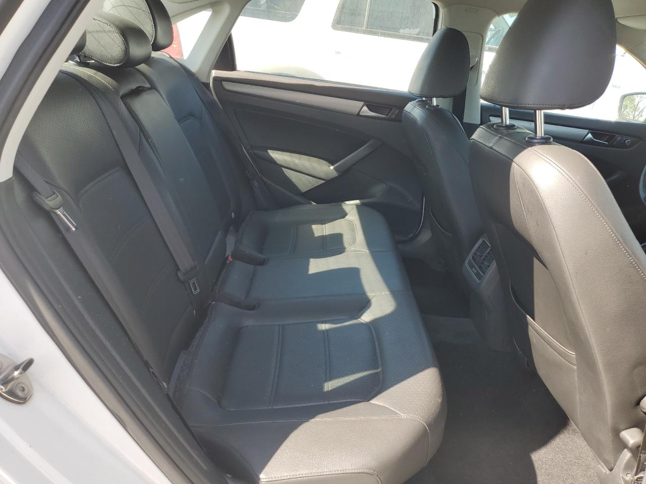 2014 Volkswagen Passat - Image 10