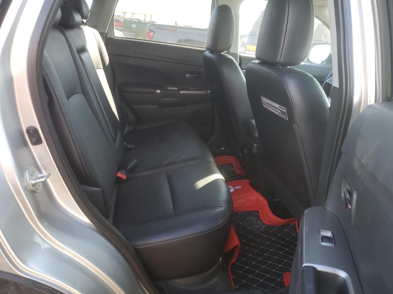 2018 Mitsubishi Outlander - Image 11