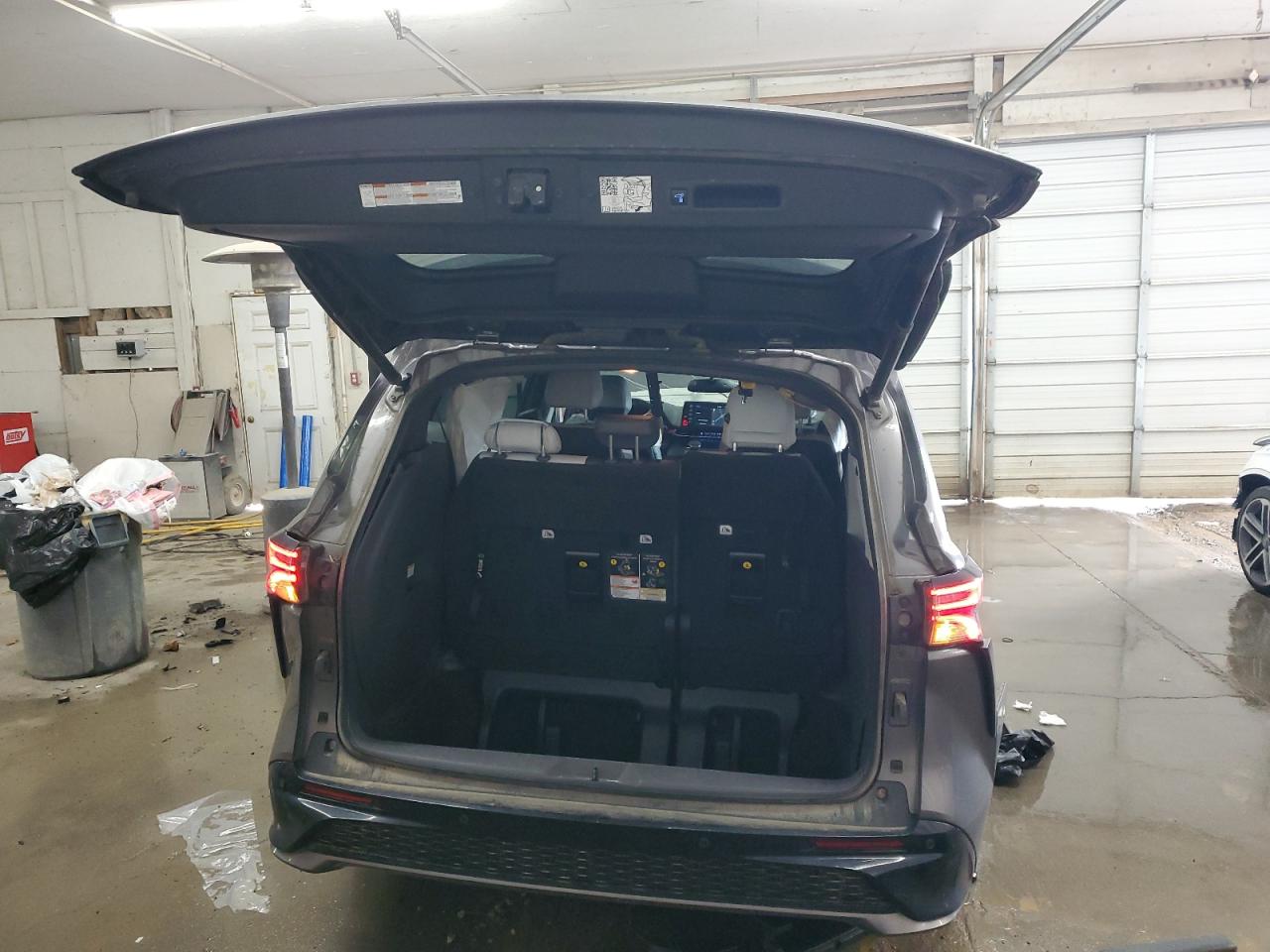 2021 Toyota Sienna - Image 6