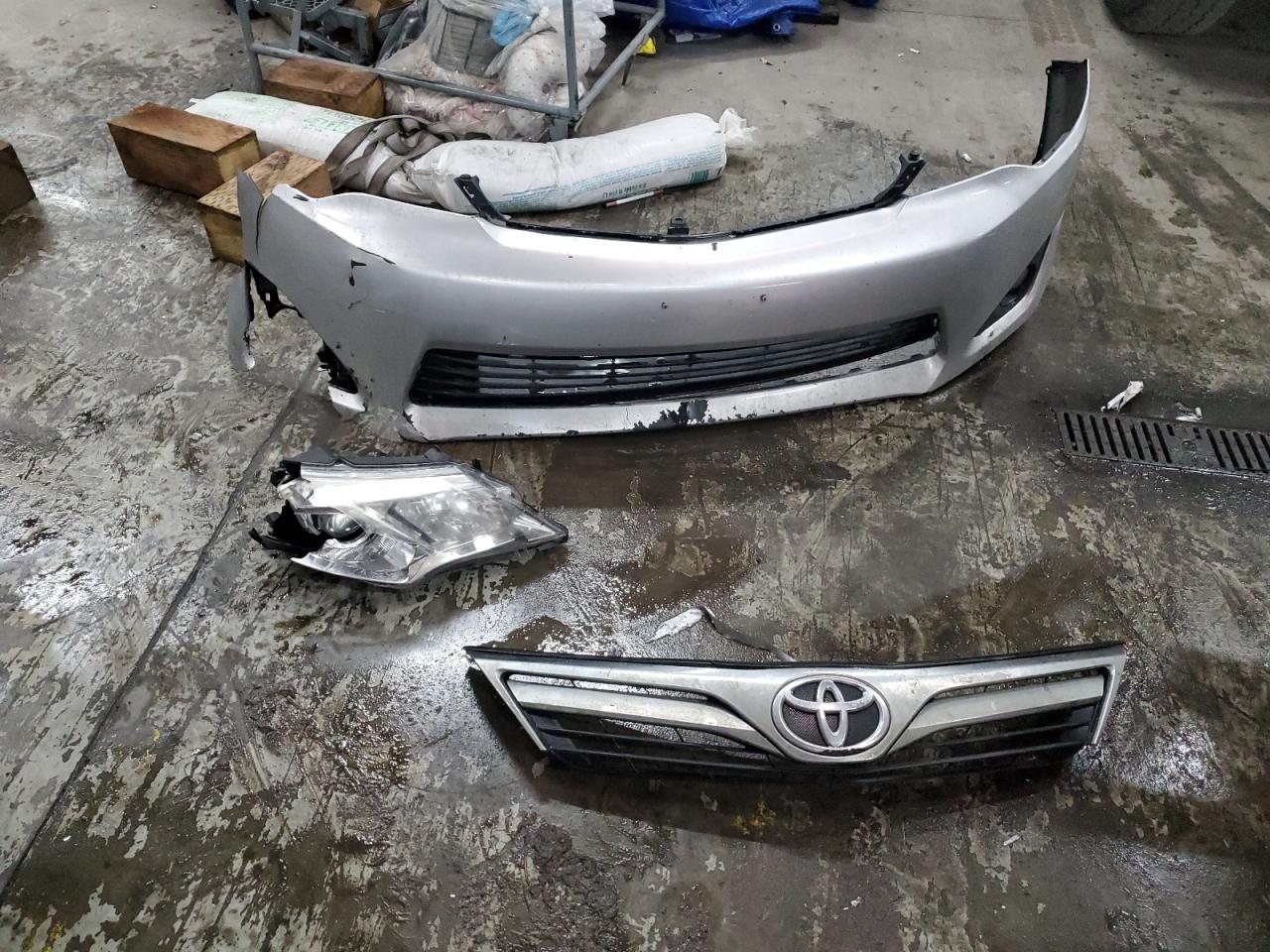 2012 Toyota Camry - Image 12
