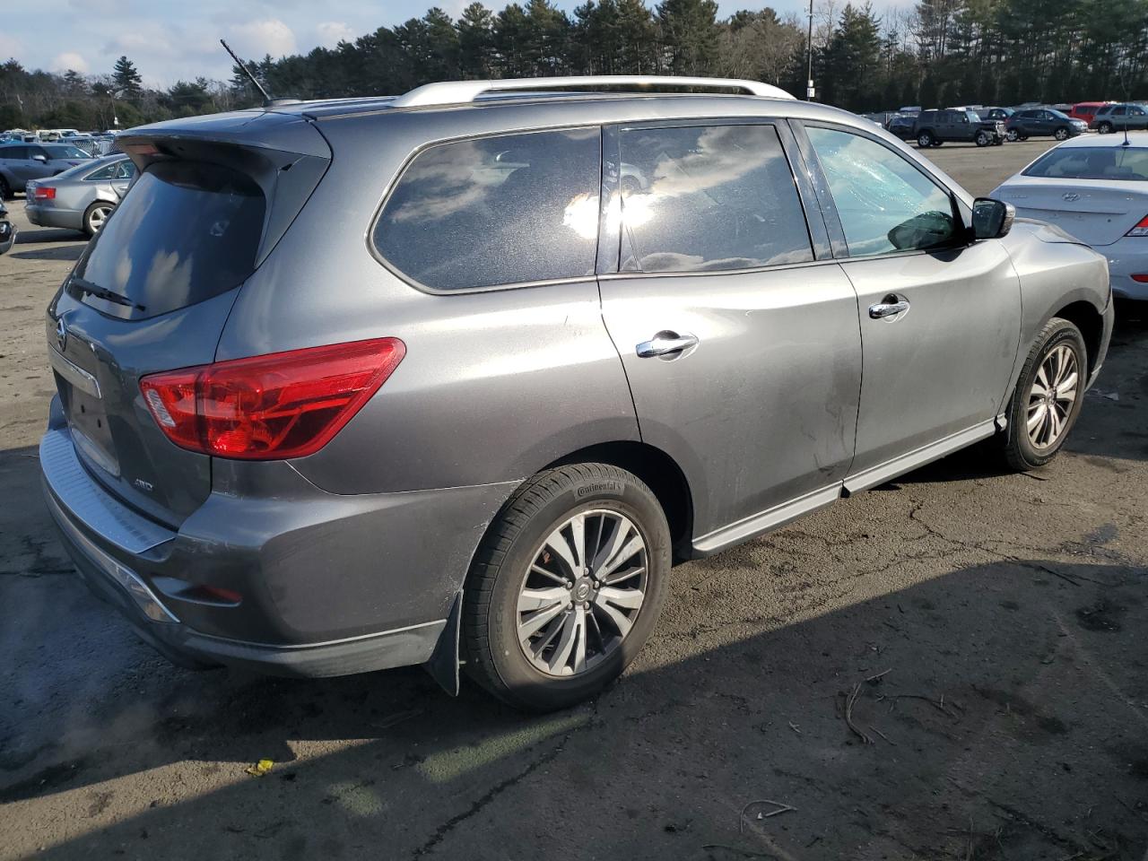 2017 Nissan Pathfinder - Image 3