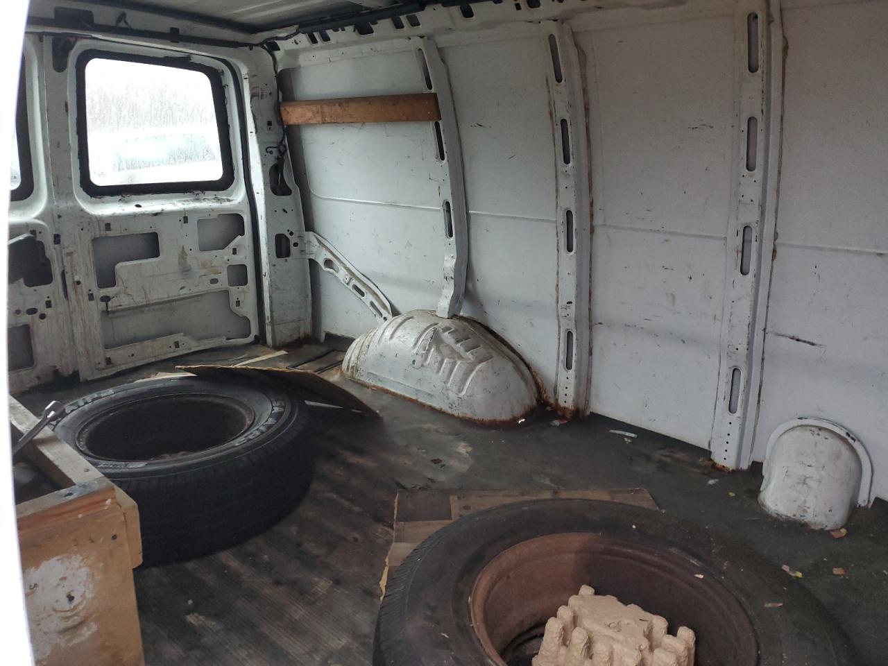 2004 Chevrolet Express - Image 10