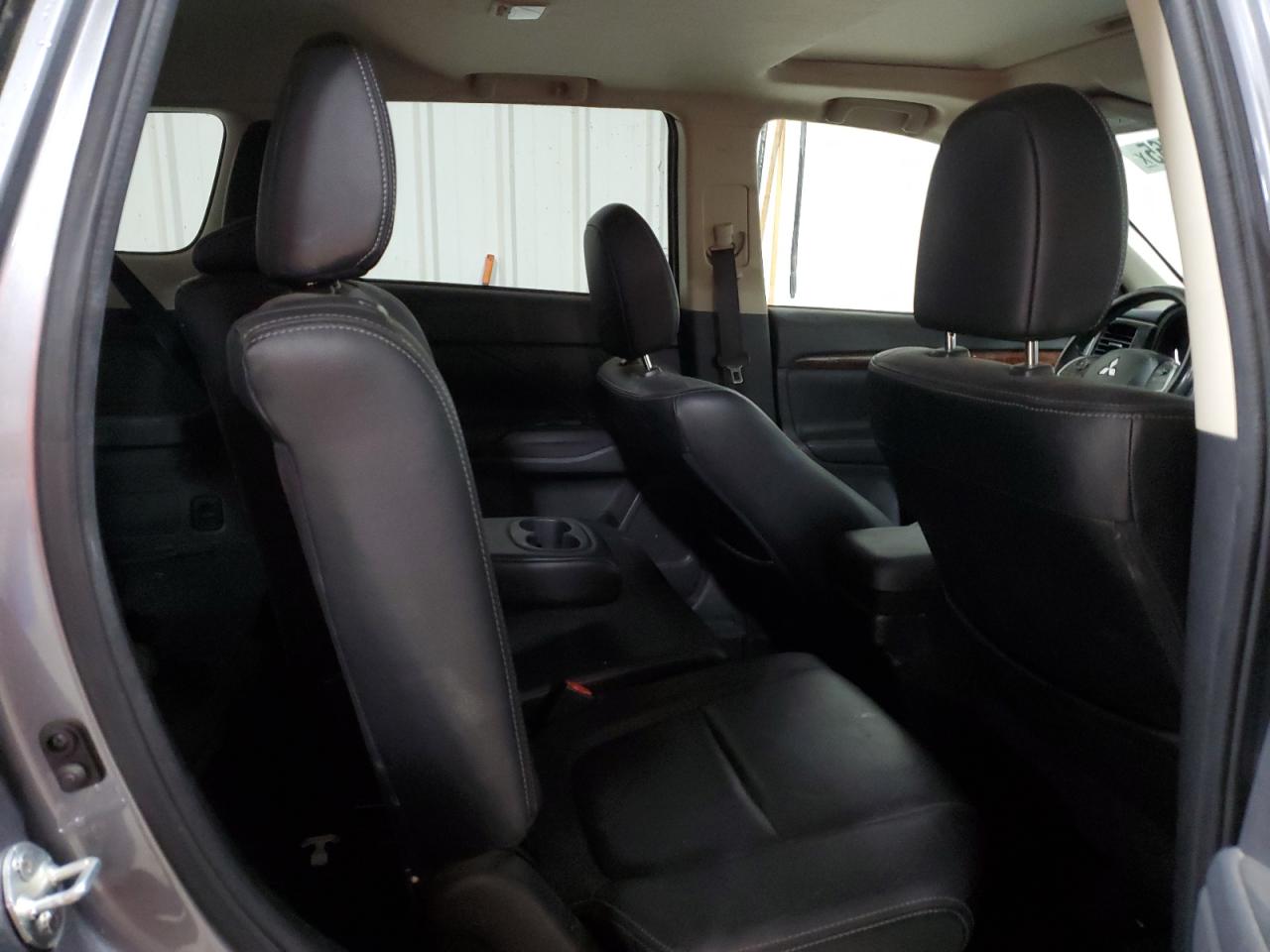 2014 Mitsubishi Outlander - Image 10
