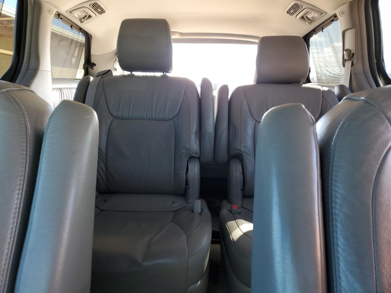 2010 Toyota Sienna - Image 10