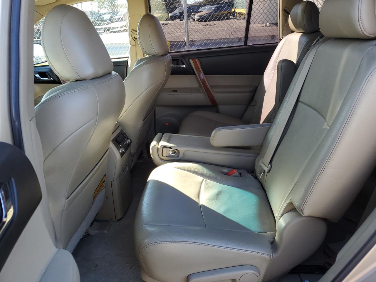 2010 Toyota Highlander - Image 10