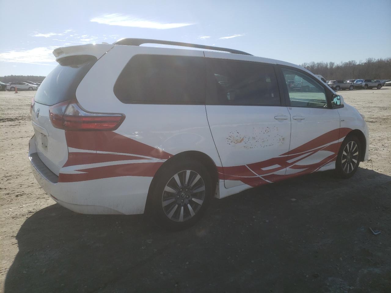 2020 Toyota Sienna - Image 3