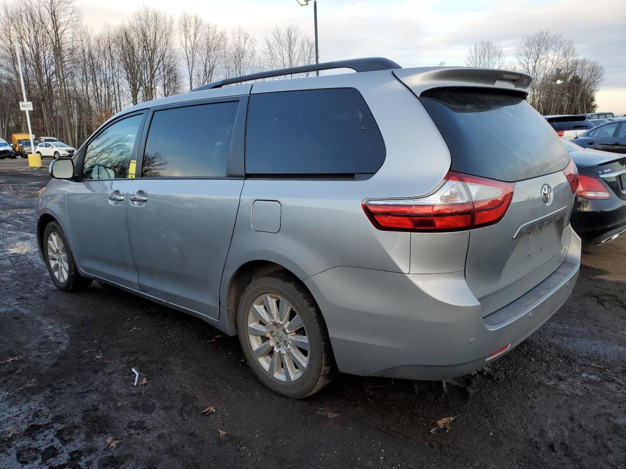 2015 Toyota Sienna - Image 2