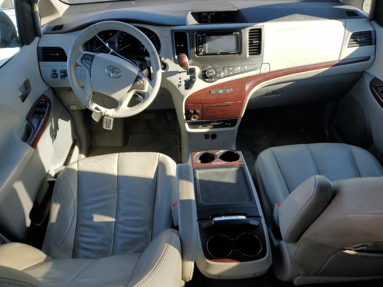 2013 Toyota Sienna - Image 8