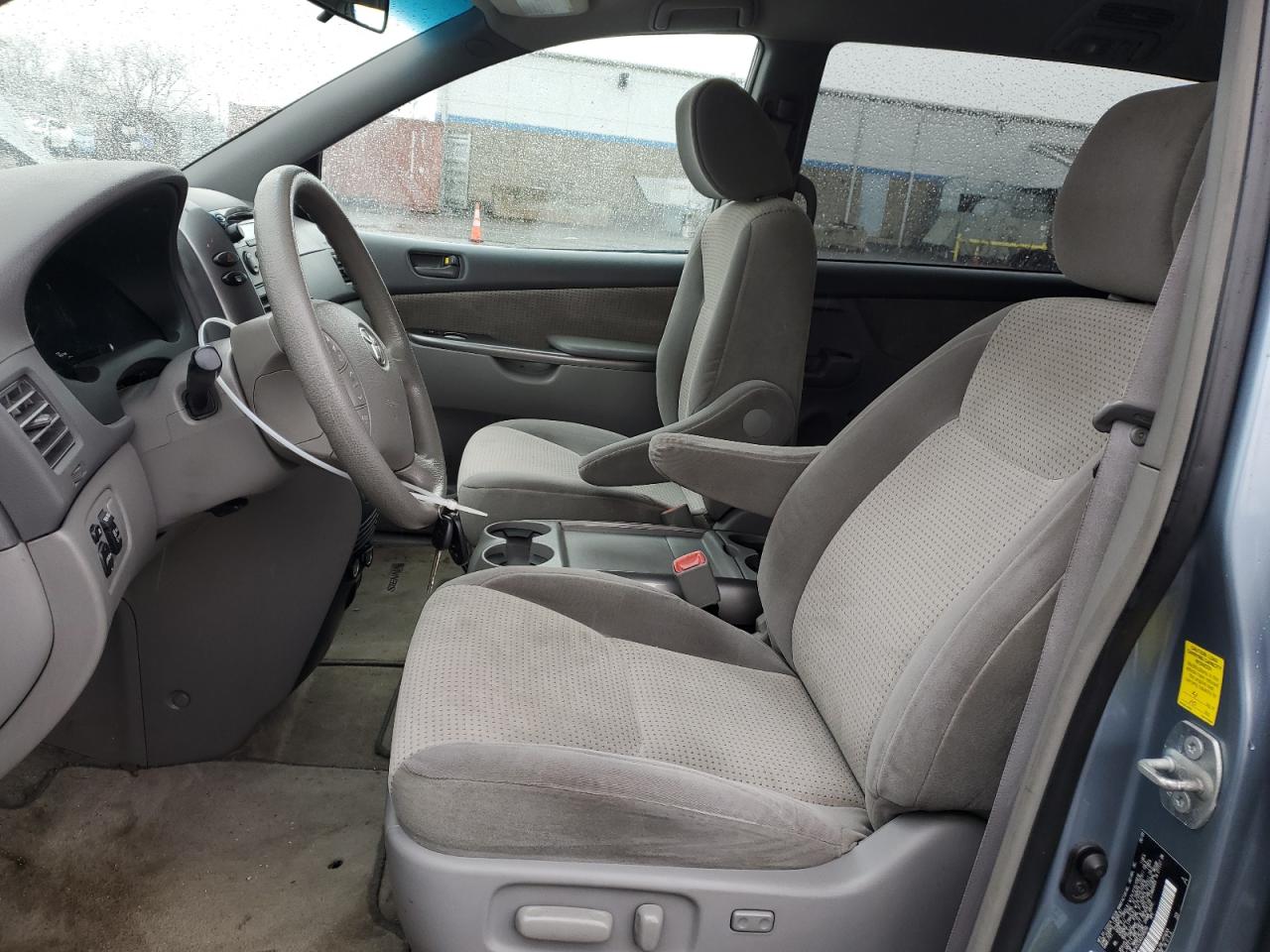 2010 Toyota Sienna - Image 7