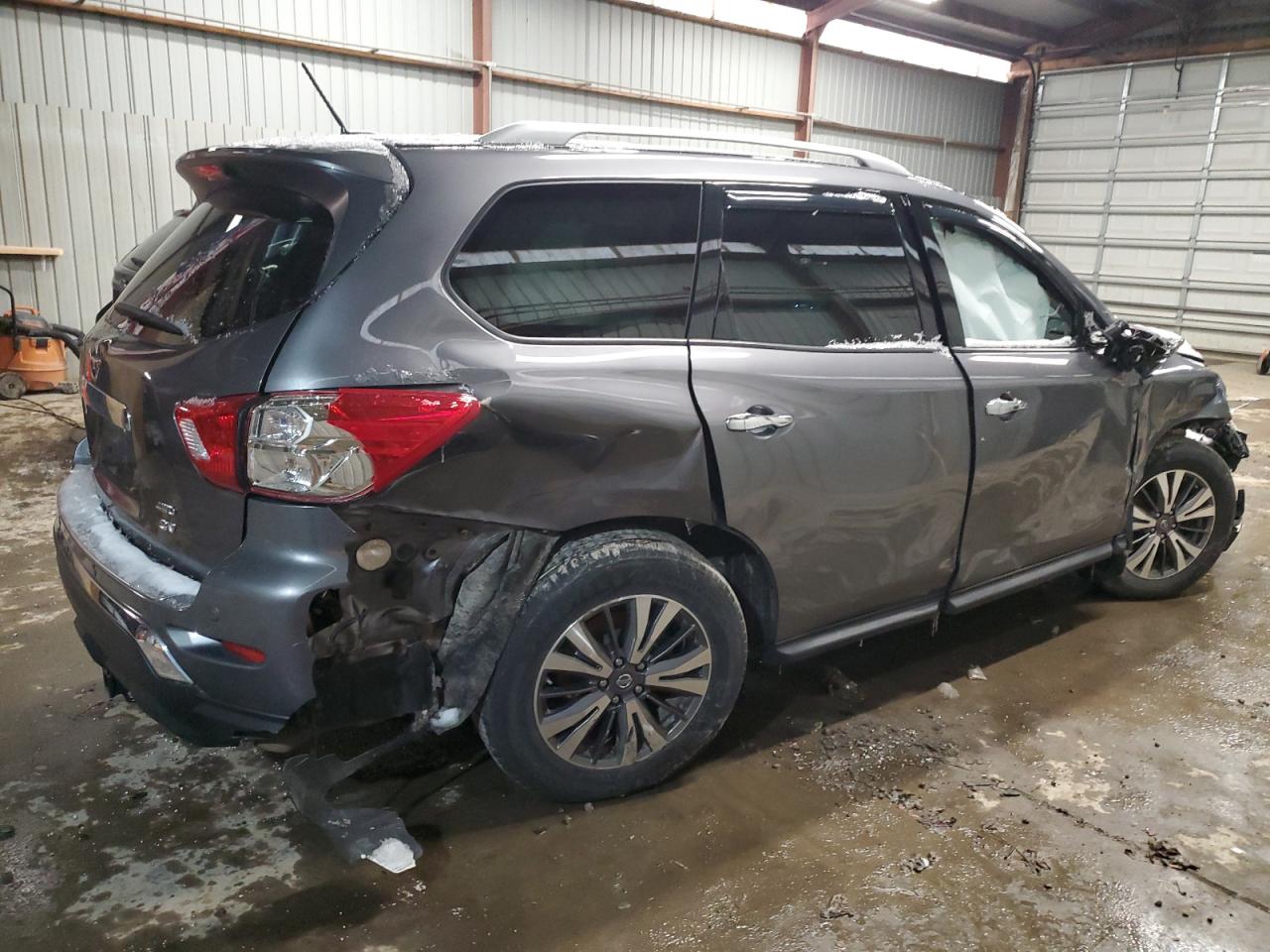 2017 Nissan Pathfinder - Image 3