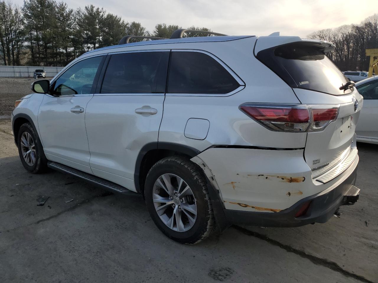 2015 Toyota Highlander - Image 2
