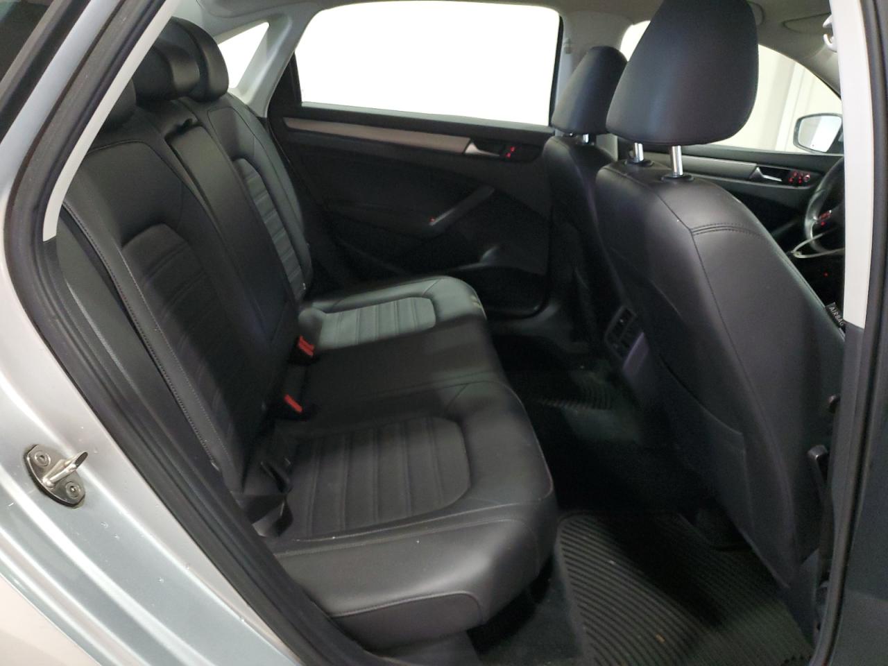 2015 Volkswagen Passat - Image 10