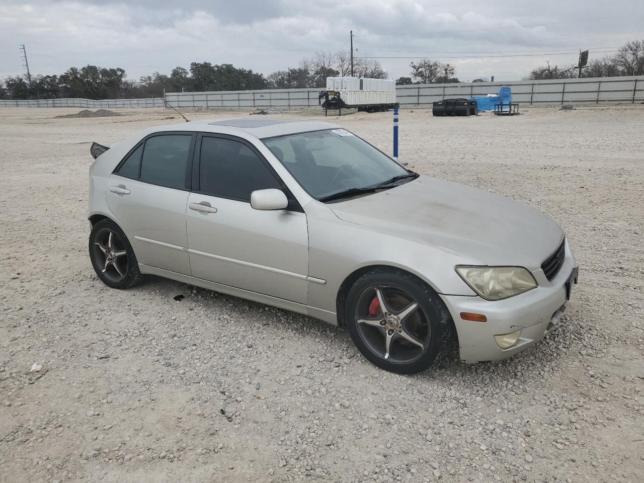 2002 Lexus IS - Image 4