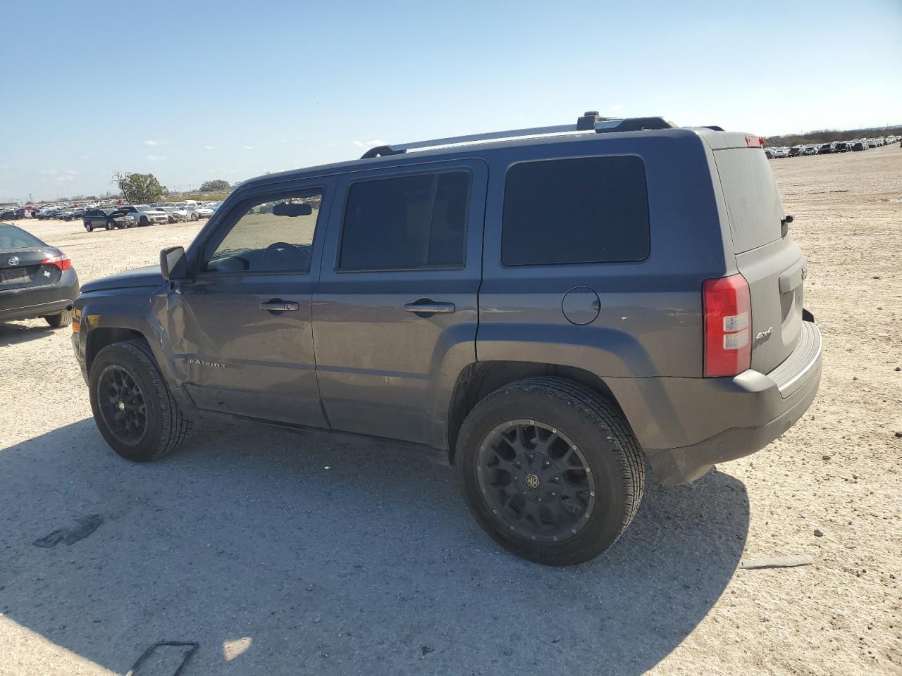 2016 Jeep Liberty (Patriot) - Image 2